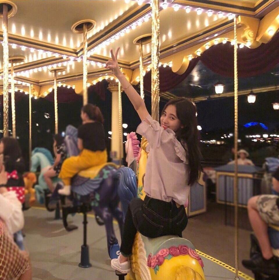 鞠婧祎实力诠释长的矮也能变成“超模”!她这样穿都要赶上刘雯了