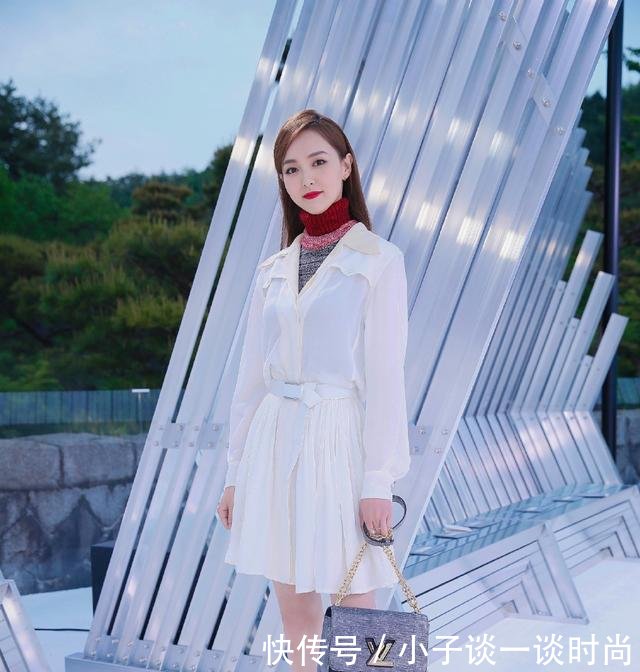 唐嫣金色高跷裤简直是显的腿长一米八的节奏，这回眸简直就是女神