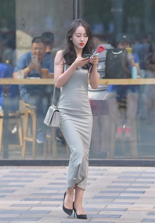  时尚女生们|一条款式简约的长裙，一段优雅清爽的回忆