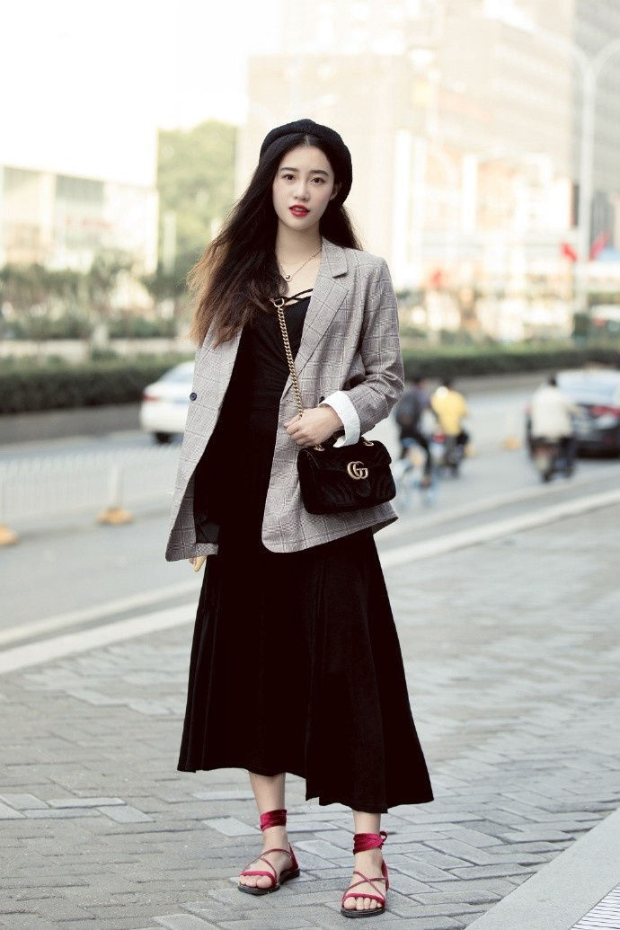 【美女】街拍:美女身穿吊带衫配牛仔短裤,很洋气,也很有格调