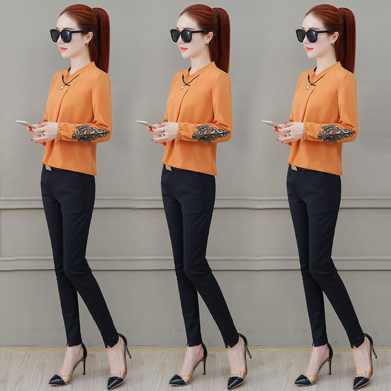 国庆出去玩，穿裙子不方便!新出的休闲套装+小白鞋，到哪都洋气