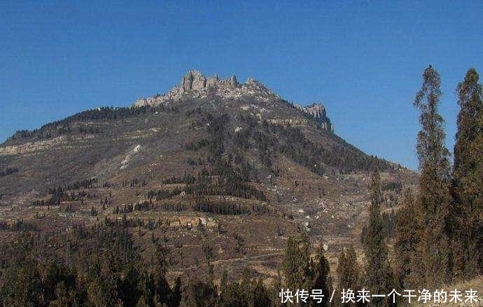 跟泰山平起平坐的山，空中看就像刀片一样，一般人真不敢爬上去