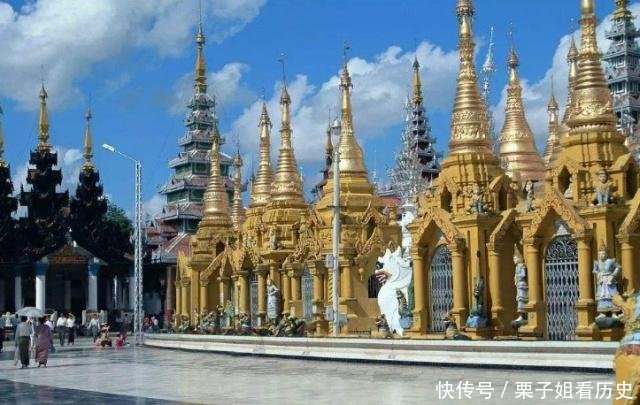 中国游客去泰国旅游，购买水果时看到中文标语，既羞愧又气愤