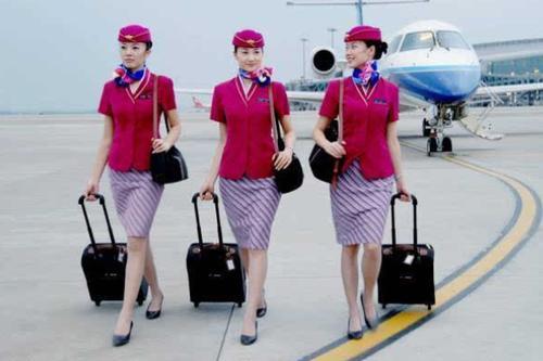 “空姐”穿的裙子如此短，她们还需要安全裤吗？网友：刷新三观！