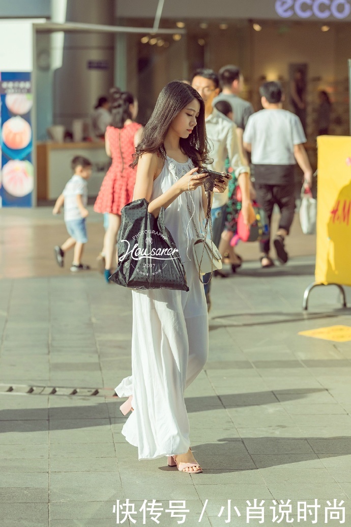 路人街拍:白色露腰背心搭配修身牛仔裤,勾勒出小姐姐纤细身材!