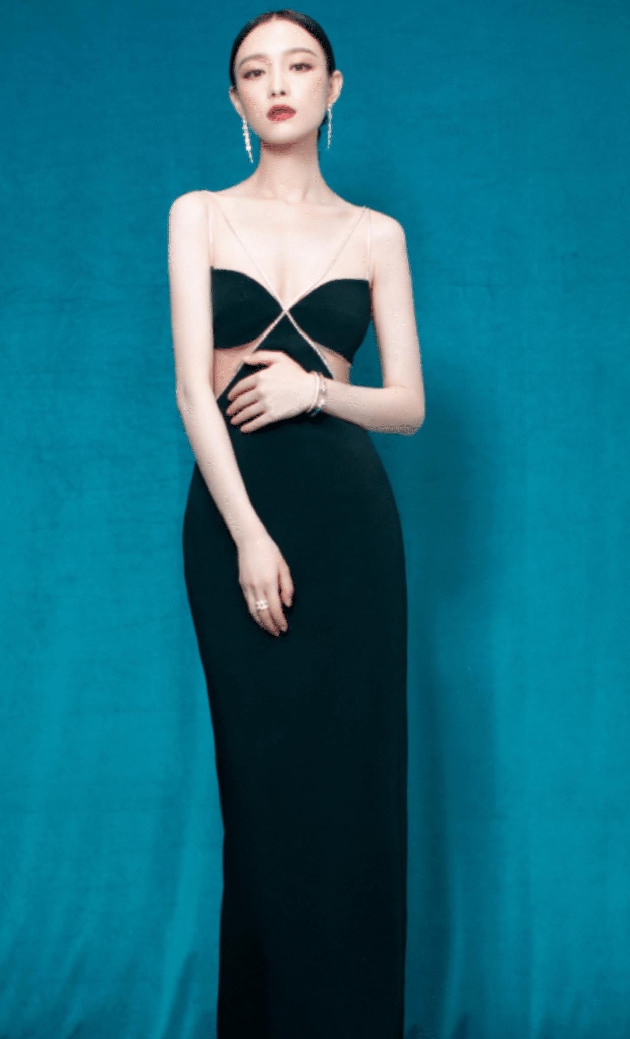 「 金色」穿金色抹胸连衣裙开叉到大腿根,这身材真令人羡慕,被倪妮美到了