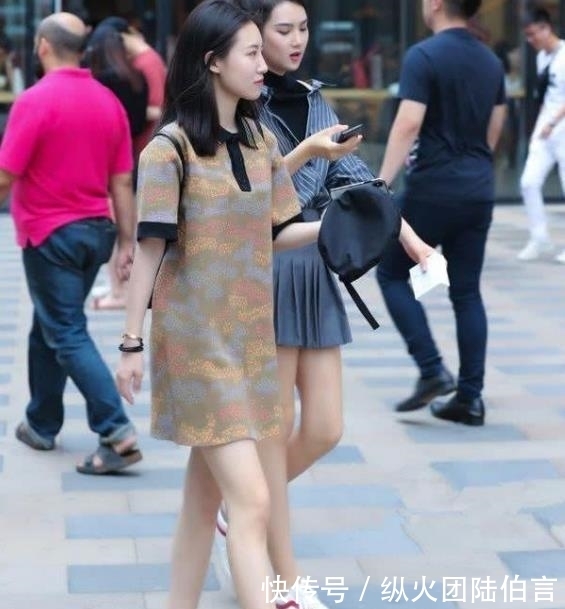 「美女」街拍瑰姿艳逸的美女,一件黑色上衣配牛仔热裤,青春活力气质范