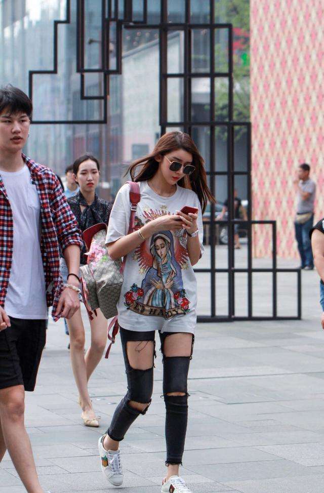 街拍: 图四?美女差点看成“温碧霞”, 头型真是太像了