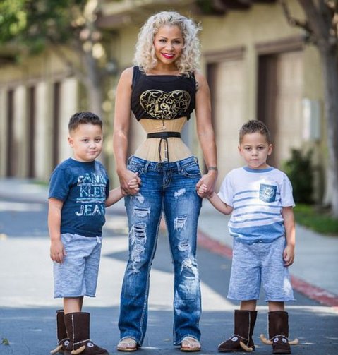 美国39岁妈妈穿束腰3年，腰围终于达到了预期的效果仅46厘米