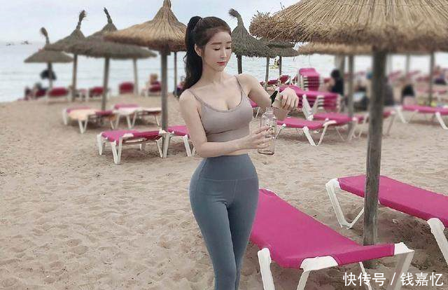 拥有完美身材的美女，穿上打底裤之后很有个人的魅力！