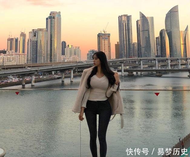 『 看起来』带来女人的独特韵味,牛仔裤看起来更加自然