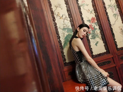 奚梦瑶吊带马甲性感又酷炫，却被鞋子抢镜！网友：看着都热！