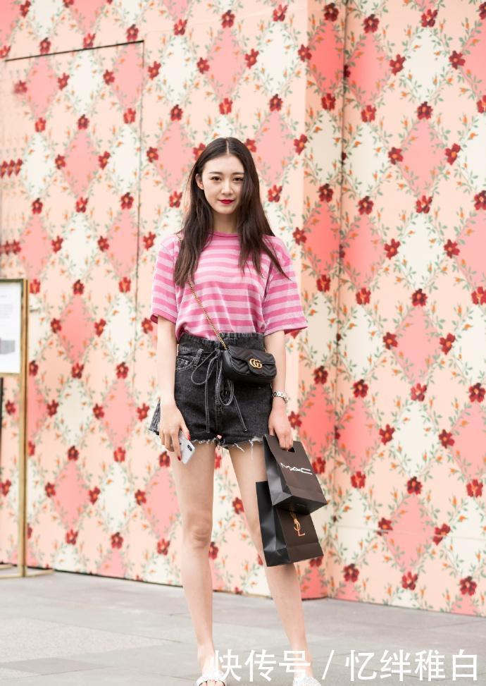 「短袖」白色的短袖搭配一款灰色的休闲长裤，真是少女感满满