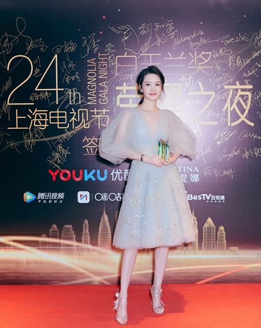 李沁太大胆了，穿一身蚊帐参加活动，却意外美得逆天！