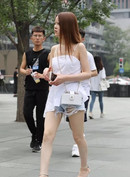  「低调」街拍：低调中带点小性感，百变衬衫该这么穿！