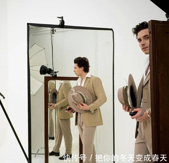  「次布鲁克林」布鲁克林·贝克汉姆穿白衣自己拍写真，变成奶油小生，真帅