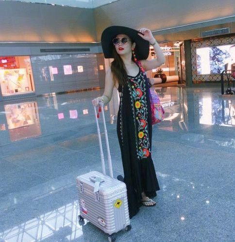 Selina顶着高温去旅游，网友：伤疤腿能受得了？