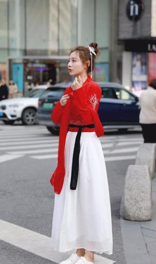  光亮：街拍：小姐姐柔美的丝质上衣搭配光亮的裙子，轻松打造出曼妙身姿