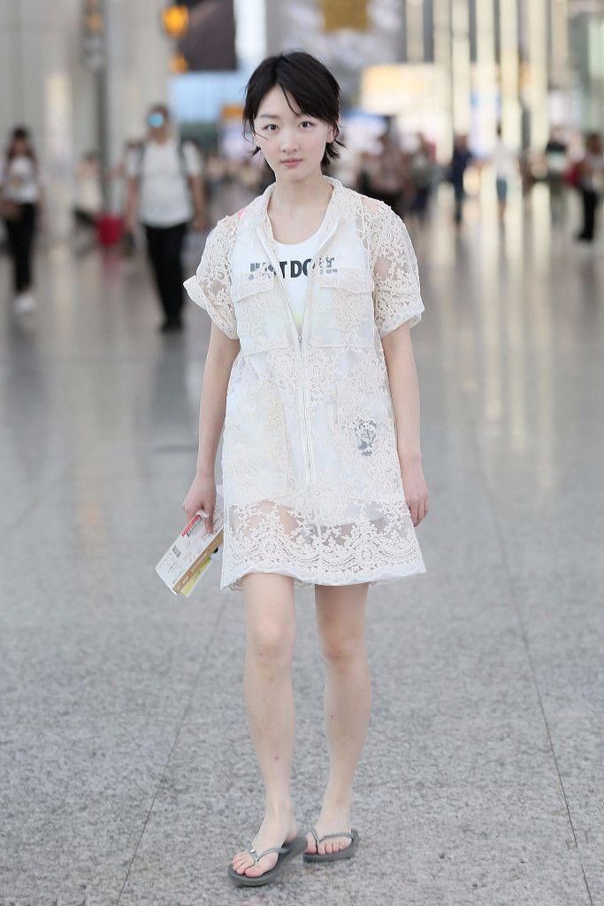 周冬雨穿人字拖鞋，原来这么矮!之前走红毯全靠高跟鞋撑场面!