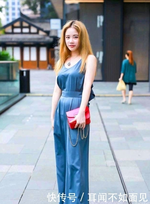 服饰|蓝色调的服饰时髦又能凸显女性优雅的魅力,穿上它美翻这个季节