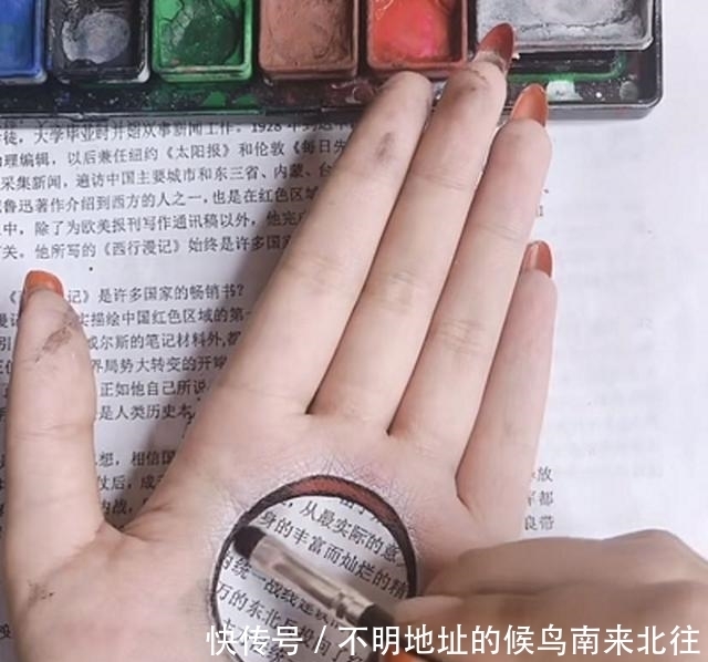  成品：美术生画“透视手”，开始少在那充大头，成品还以为是特效