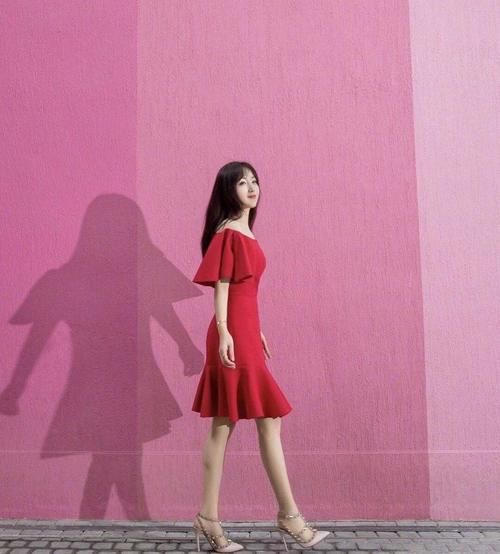 『 清纯』身穿粉色连衣裙清纯减龄，扎丸子头更俏皮，48岁杨钰莹一点不显老