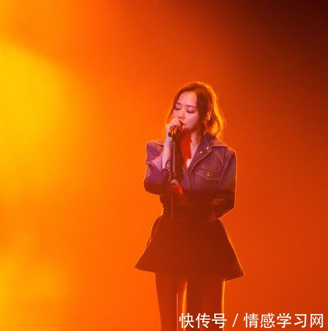 张靓颖素颜现机场,面如土色,还不如路人好看!脚上鞋子也是醉了