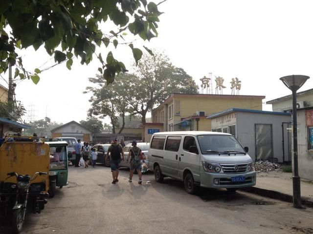 北京最“寒碜”火车站，等车只能蹲路边，本地人都不爱去