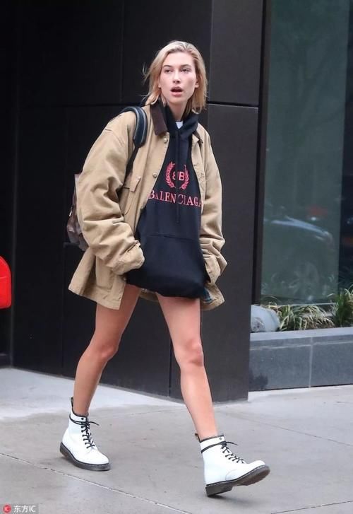 比伯的新女友让人嫉妒，看完她的衣品我闭嘴了