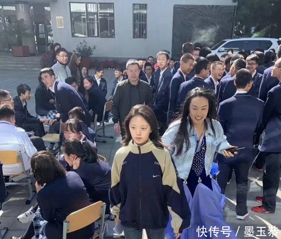 「自带」赵今麦全素颜参加二中校庆,自带清纯感,是装不出来的