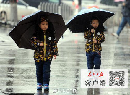 武汉今早气温骤降，市民上班上学风雨无阻