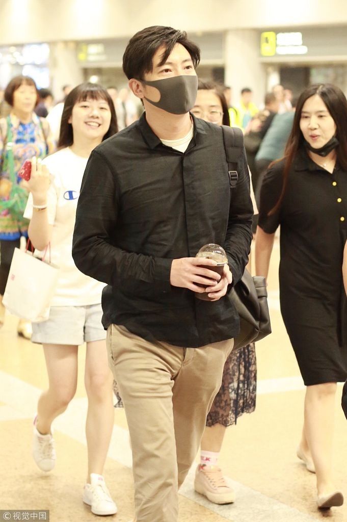 “老tfboys”郭京飞穿黑色衬衫高大有型星味足  手拿冷饮大步走获