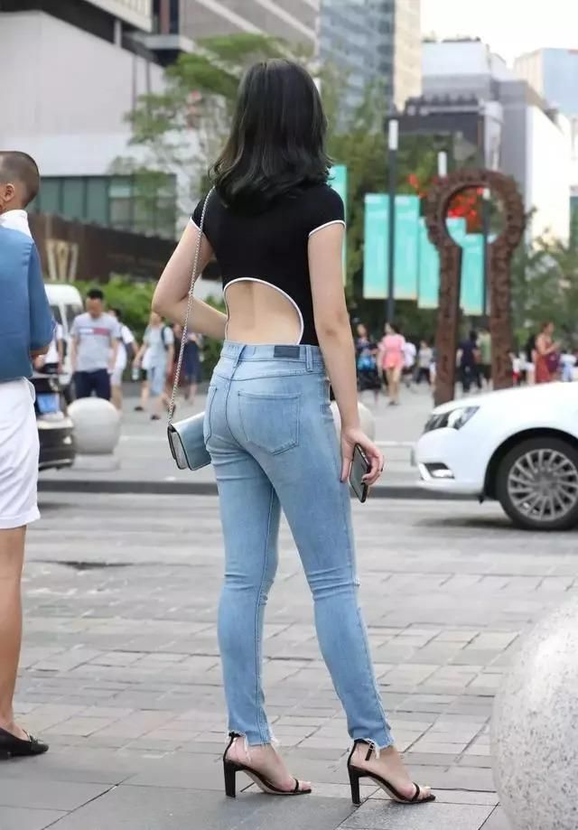 露背体恤搭配修身牛仔裤，简单又好看，还在犹豫什么