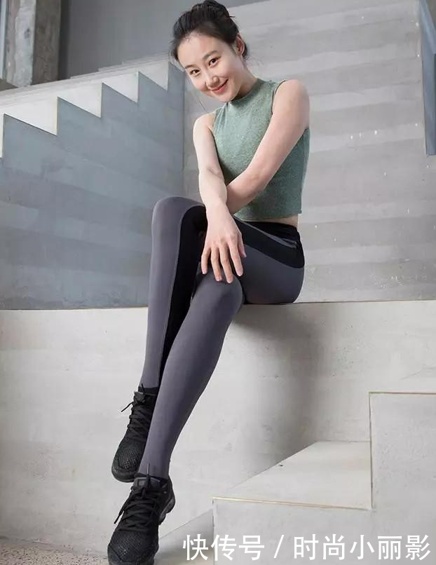 紧身打底裤:帅气潇洒的年轻美女,穿搭时髦,尽显浪漫魅力!