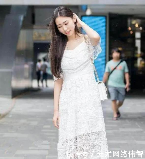  「白色」街拍：天生丽质的小姐姐，一条白色的连衣裙，清新靓丽好身材