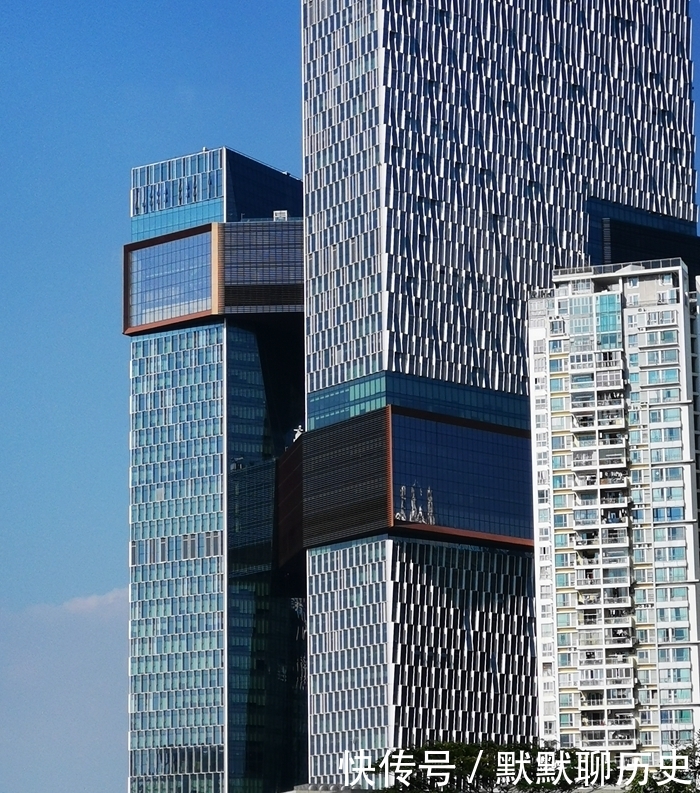 实拍广东经济实力第一区深圳南山区城市风光，高楼林立天际线壮观