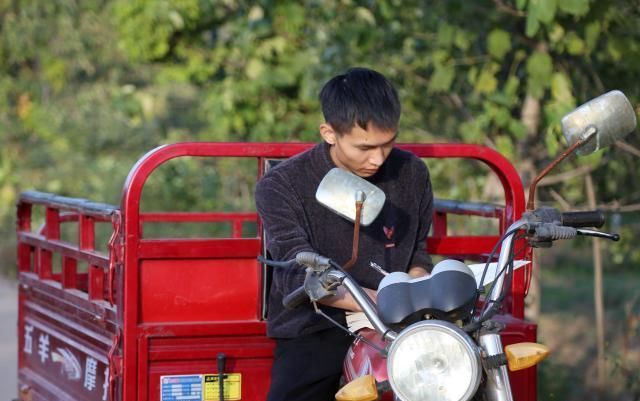  「名校」名校大学毕业生一心想找“铁饭碗”，考公务员失败后回