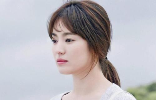  『脸部线条』“网红脸”过时了，“小方脸”才最高级！配上这三种刘海，美极了