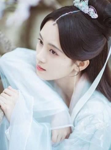 159鞠婧祎和160沈月同穿T恤短裤，看起来不止差1cm