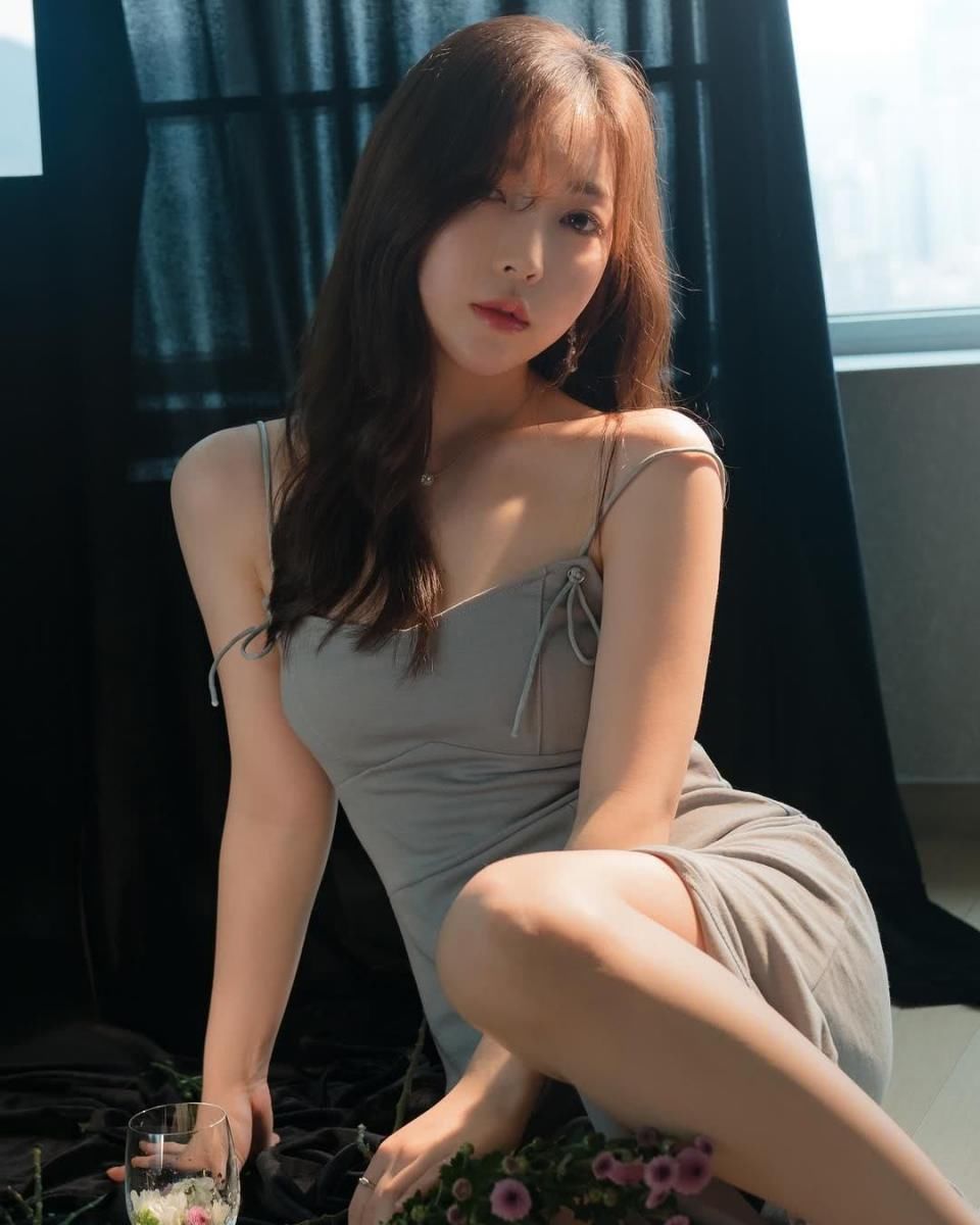 健身2年给她带来了妖娆的身材，气质也提升了，不再自卑充满自信