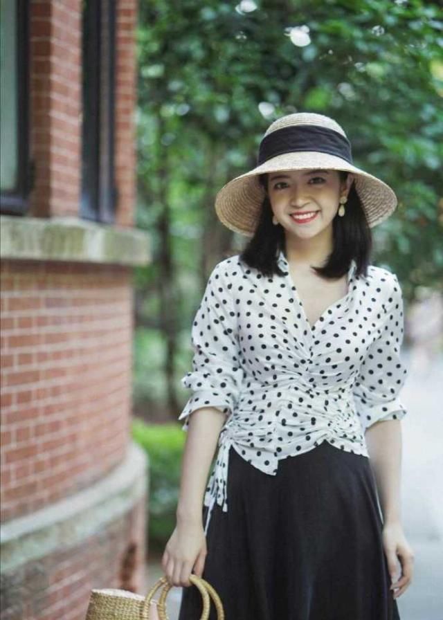  『十足』三木女神范十足，白衬衫搭配牛仔裤高级大气，贵气感十足