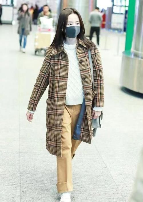  #女性朋友#董洁颜值真高！素颜出镜毫无畏惧，格纹大衣搭配白色毛衣保暖洋气