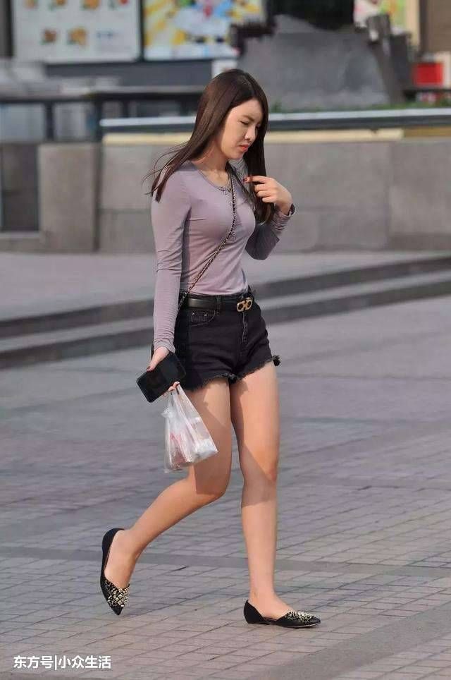 街拍:浅紫紧身裤尽显女神范, 小姐姐简约大气, 让人过目不忘