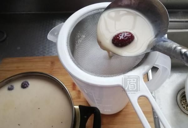  『奶茶』这是《穷人的阿胶》。妈妈每天必须喝一杯。它能养气养血。她50岁还不老