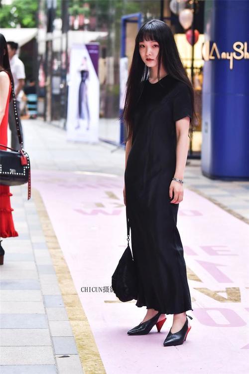 街拍：穿搭不选贵的，只穿对的，穿搭对了，你就出彩了