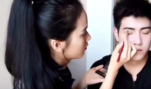 女子把老公化妆成女人，看起来还很妩媚，走在大街能秒杀女人了！