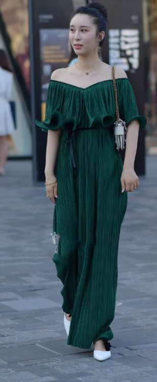 街拍: 美女天生就带有优雅迷人的气质, 完美匀称的身材!