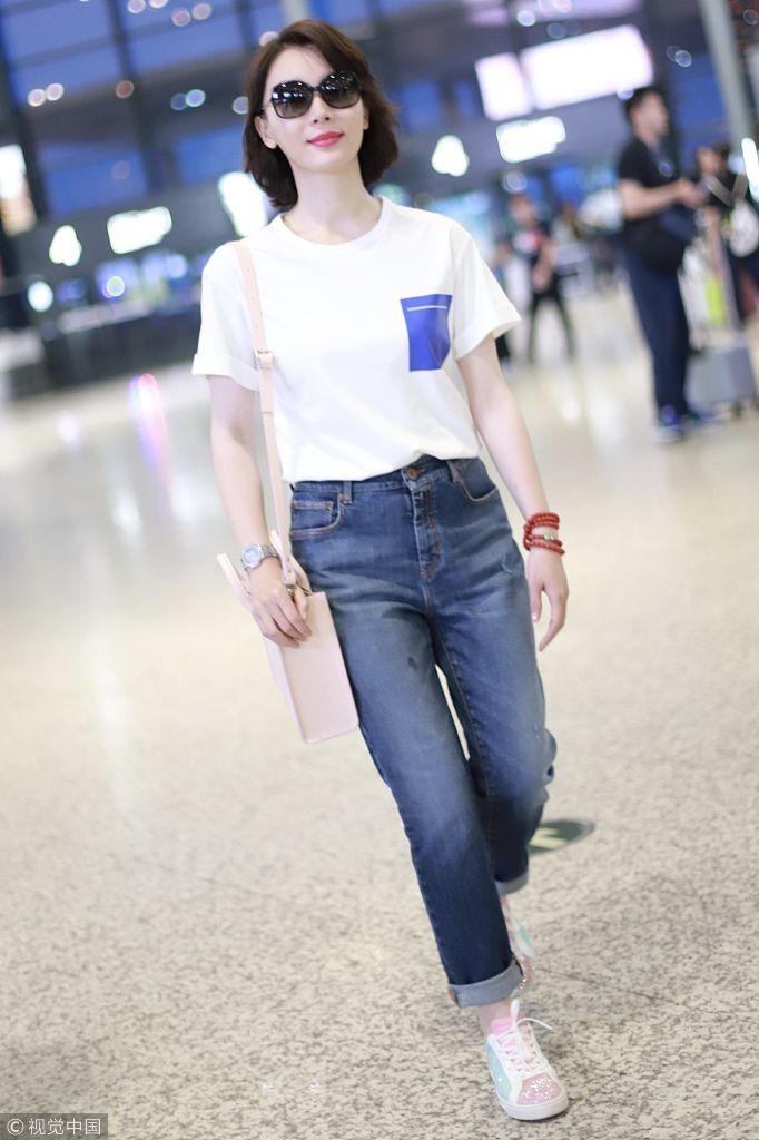 陈数短发精致涂红唇散发“大女人”气场  穿简单白T搭牛仔九分裤