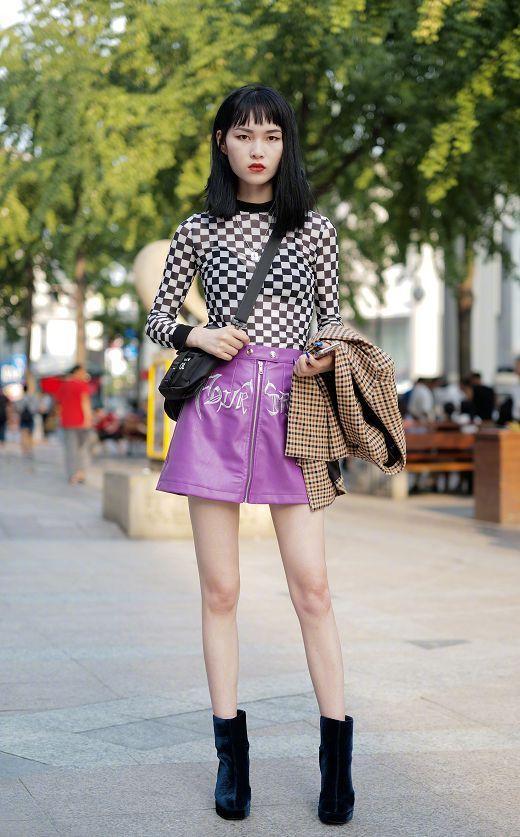 街拍：精致女孩穿超短裙，纤细的漫画腿，迷倒万千宅男！