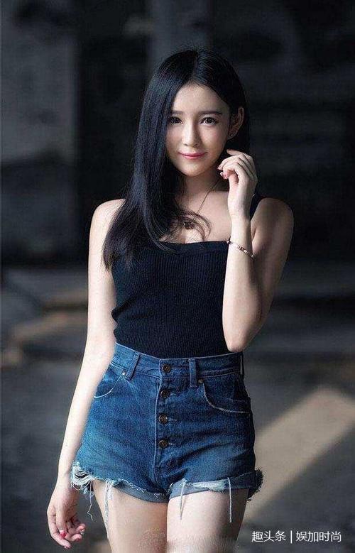 身材完美的小姐姐，时髦的穿搭，尽显玲珑有致的曲线